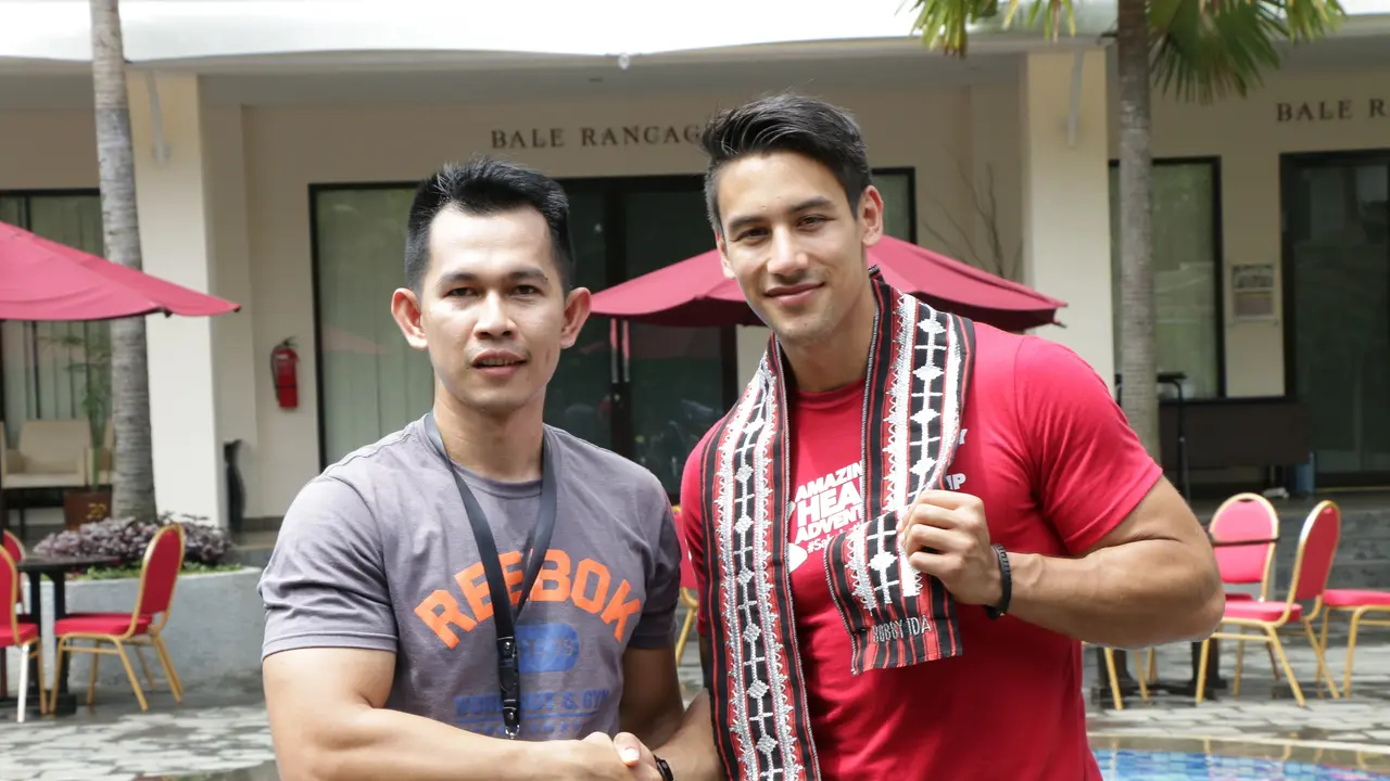 Bobby Ida dapat hadiah dari peserta Amazing Journey Healty Adventure Camp.