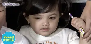 Ashanty dan Anang Hermansyah merayakan ulang tahun Arsy yang ke-2 bersama anak-anak yatim.