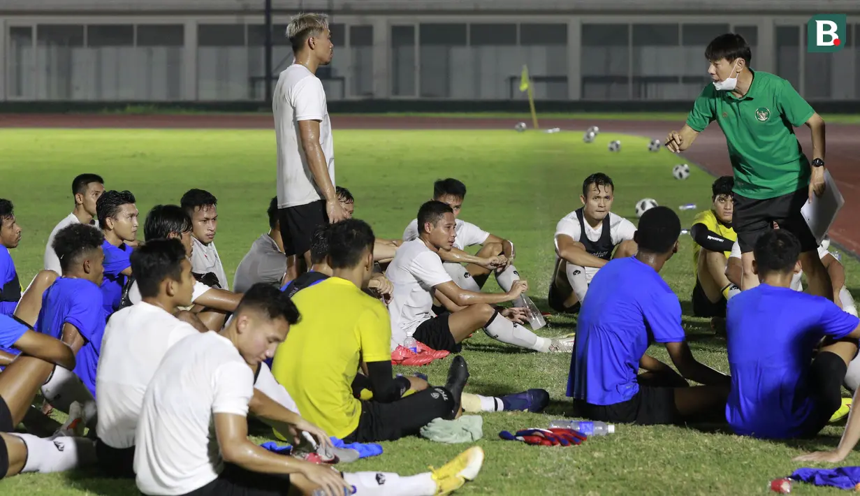 Pelatih Timnas Indonesia, Shin Tae-yong, memberikan arahan kepada anak asunya saat latihan di Stadion Madya, Jakarta, Selasa (11/5/2021). Latihan tersebut untuk persiapan jelang Kualifikasi Piala Dunia 2022 Zona Asia. (Foto: Bola.com/M Iqbal Ichsan)