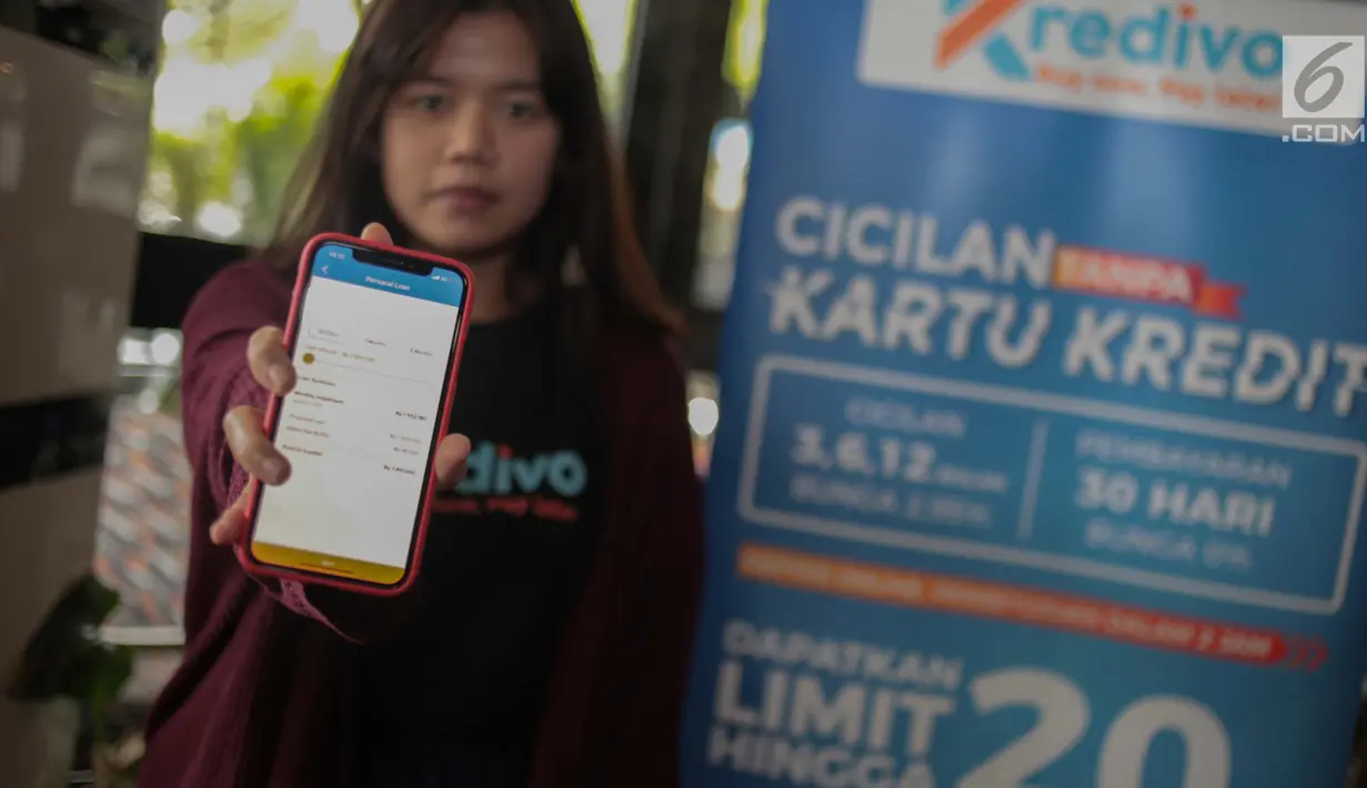 Seorang pengguna menunjukan aplikasi Kredivo dalam acara peluncuran Kredivo produk pinjaman tunai di Jakarta, Selasa (4/12). Kredivo merupakan pinjaman digital yang dikhususkan untuk kaum millenial. (Liputan6.com/Faizal Fanani)