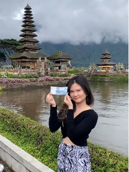 Feli juga berbagai sedikit ilmu dalam liburannya kali ini. Terutama saat berada di Pura Bedugul yang terpatri di uang Rp50 ribu. Ia juga mengagumi keindahan dan menggali sejarahnya. Ia kemudian berpose di depan pura tersebut sambil membawa uang berwarna biru tersebut. (Liputan6.com/IG/@feliciatissue)