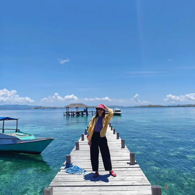 Gaya Santai Najwa Shihab Liburan di Labuan Bajo, dari Tampil Boyish hingga Feminin dengan Busana Warna-Warni