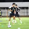Dua pemain Timnas Indonesia, Nathan Tjoe-A-On (depan) dan Calvin Verdonk mengikuti sesi latihan bersama skuad Timnas Indonesia di Stadion Madya, Senayan, Jakarta, Minggu (8/9/2024) sore jelang menghadapi Australia pada kualifikasi Piala Dunia 2026, Selasa 10 September 2024. (Bola.com/Abdul Aziz)