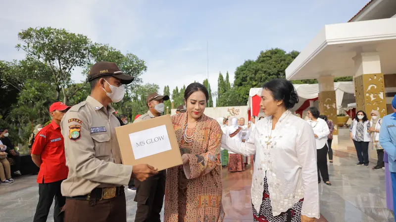 Peringati Hari Ibu dan Ulang Tahun ke-6, MS Glow Bagikan Sembako