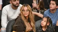 Penyanyi Beyonce dan putrinya Blue Ivy Carter saat menonton pertandingan NBA All-Star Game 2018 di Staples Center di Los Angeles, California, AS (18/2). (Allen Berezovsky/Getty Images/AFP)