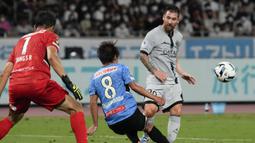 Lionel Messi. Striker Argentina berusia 35 tahun yang kini memasuki musim kedua bersama PSG ini total telah dua kali tampil dalam pramusim 2022/2023. Pada laga pertama (15/7/2022) menghadapi Quevilly-Rouen di Camp des Loges Stadium, Prancis, PSG menang 2-0 dan Lionel Messi ikut andil saat timnya mendapatkan hadiah penalti dalam proses gol pertama. Sementara di laga kedua (20/7/2022) saat PSG menang 2-1 atas Kawasaki Frontale, Lionel Messi menyumbang 1 gol. (AP/Eugene Hoshiko)