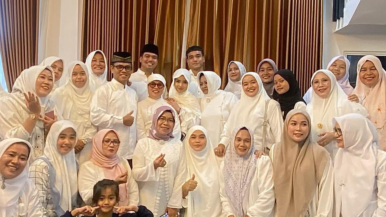 7 Potret Frans Faisal Gelar Pengajian Sebelum Menikah, Fuji Tampil Cantik Berhijab