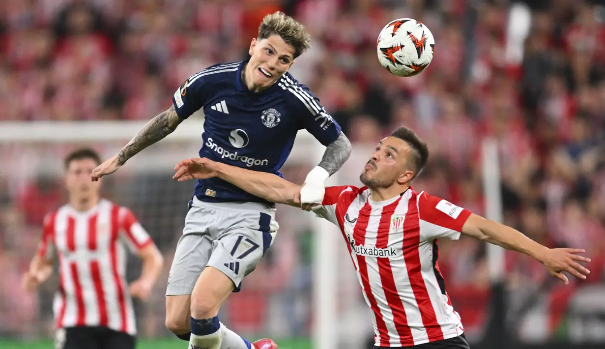 Pemain Manchester United, Alejandro Garnacho (kiri) berduel dengan pemain Athletic Bilbao, Andoni Gorosabel dalam laga leg 1 semifinal Liga Europa 2024/2025 di San Mames Stadium, Bilbao, Spanyol, Kamis (01/05/2025) waktu setempat. (AP Photo/Miguel Oses)