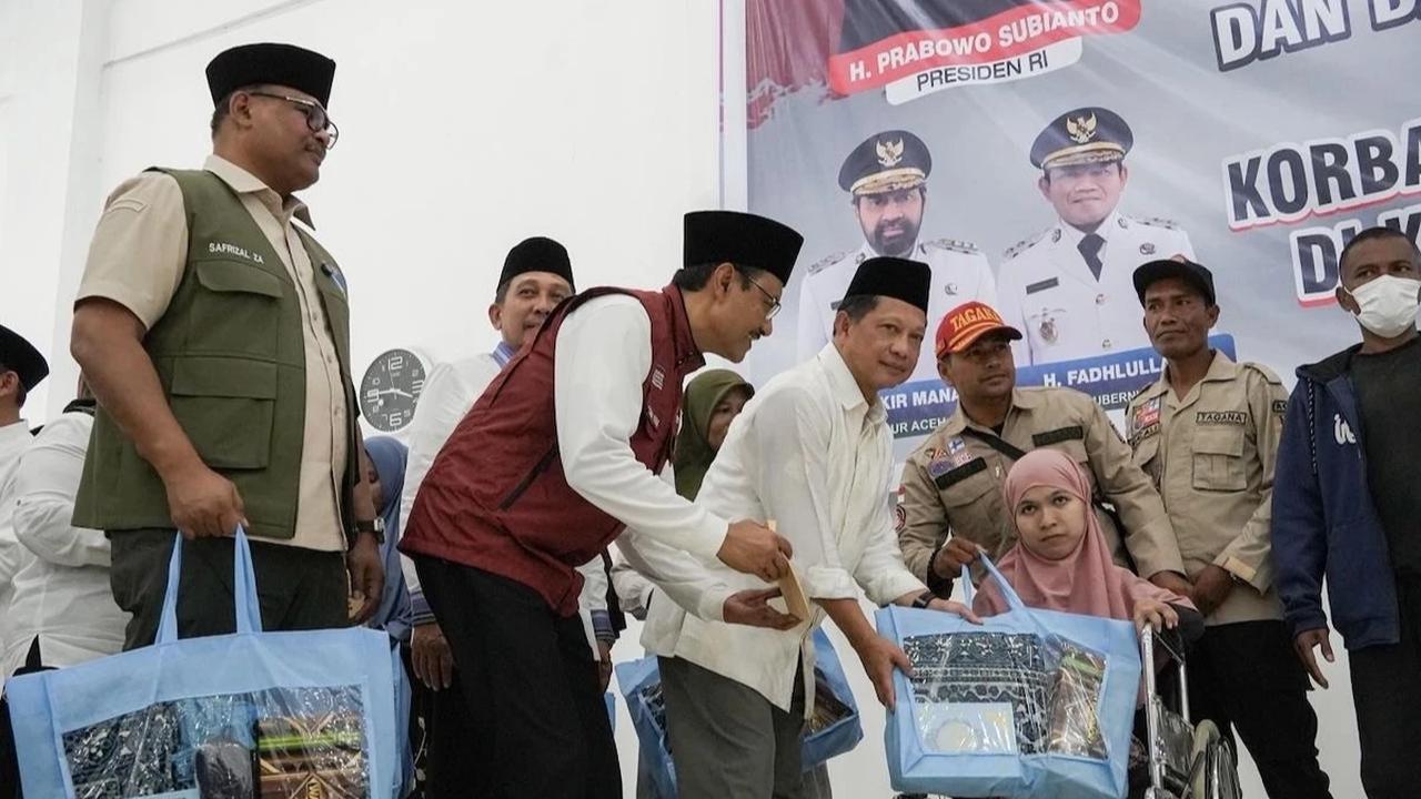 Mendagri Tito Karnavian dan Mensos Gus Ipul saat memberikan bantuan kepada warga Pidie Jaya yang terdampak bencana
