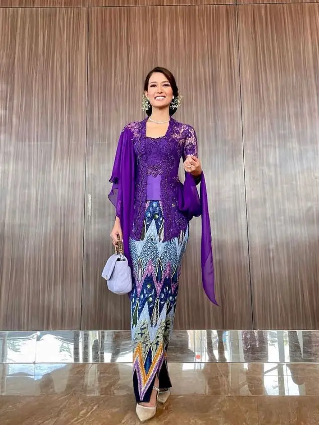 7 Pesona Duma Riris Hadiri Pernikahan Sang Adik, Tampil Anggun Berbalut Kebaya Ungu Karya Intan Avantie