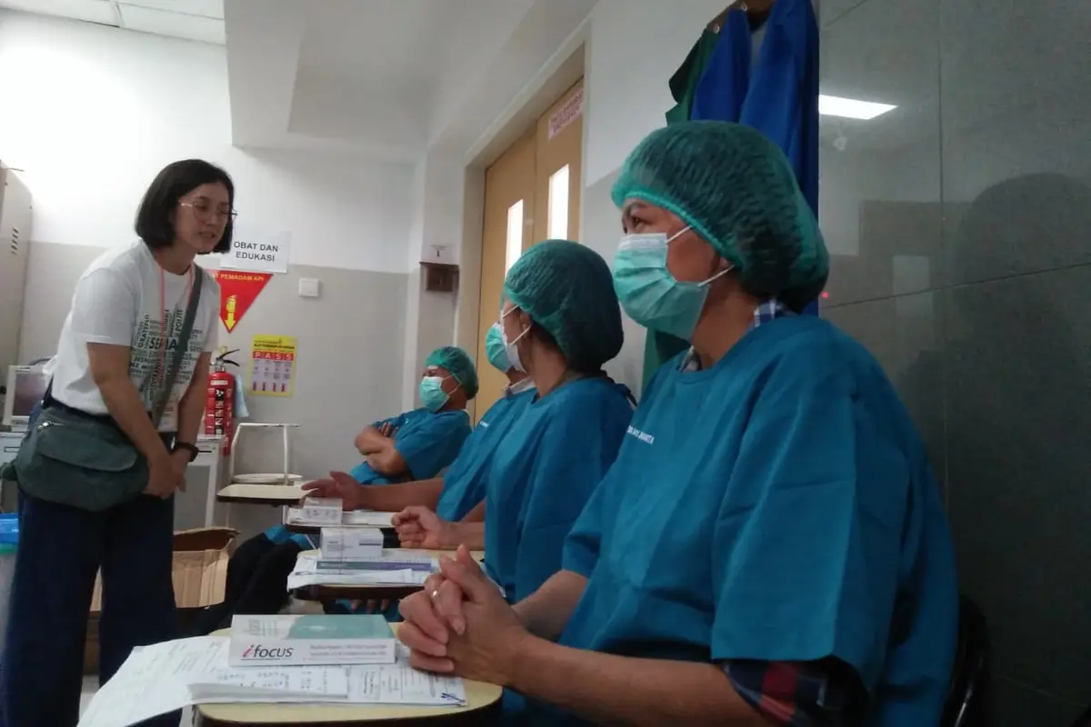 Pasien katarak tengah menunggu untuk proses operasi dalam acara bakti sosial operasi katarak yang diadakan Ikatan Alumni Santa Ursula Jalan Pos di RS St Carolus, Jakarta pada Minggu, 25 Januari 2026.