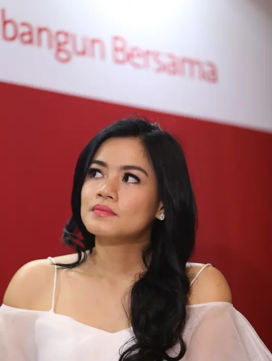 Titi Kamal selalu menemani anaknya agar aktif berbicara, hal itu sengaja dilakukan supaya Juna dapat lebih mempunyai kosa kata baru setiap harinya. Titi Kamal menerapkan hal tersebut di mana pun, baik di sekolah maupun di mall. (Andy Masela/Bintang.com)