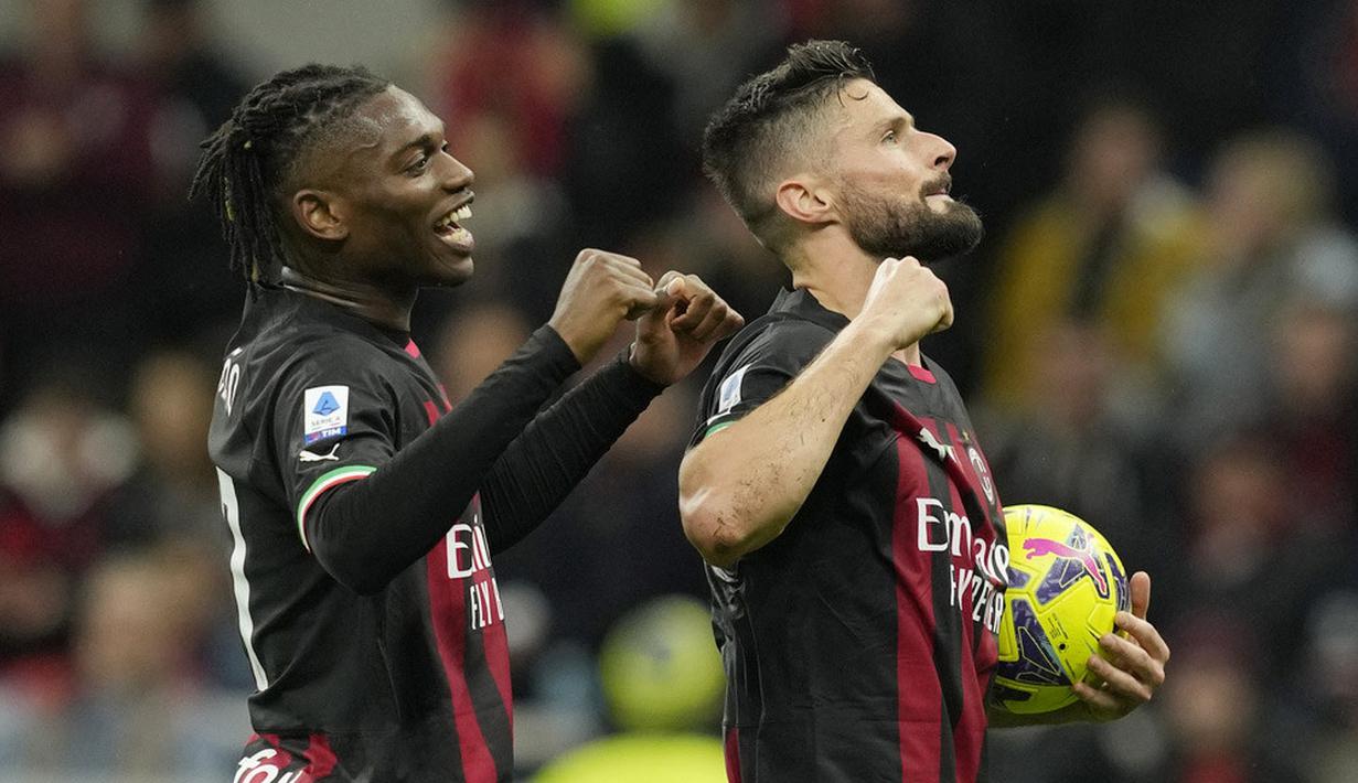 Pemain AC Milan, Olivier Giroud, bersama Rafael Leao melakukan selebrasi setelah mencetak gol ke gawang Sampdoria pada laga Liga Italia di Stadion di San Siro, Sabtu (20/5/2023). Rossonerri menang dengan skor 5-1. (AP Photo/Antonio Calanni)
