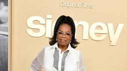 Oprah Winfrey berpose saat menghadiri pemutaran perdana film "Sidney" di Academy Museum of Motion Pictures di Los Angeles, California (21/9/2022). Produser televisi itu mempercantik penampilannya dengan batu putih dan perak raksasa di jarinya. (Jon Kopaloff/Getty Images/AFP)