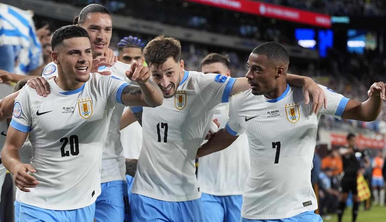 Pemain Uruguay merayakan gol yang dicetak oleh Maximiliano Araujo pada laga Grup C Copa America 2024 di MetLife Stadium, East Rutherford, New Jersey, Jumat (28/06/2024) WIB. (AP Photo/Julia Nikhinson)