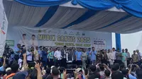Gubernur Jawa Tengah (Jateng) Ahmad Luthfi saat melepas&nbsp;mudik gratis yang difasilitasi Pemprov Jawa Tengah di Kompleks TMII Jakarta, Rabu (26/3/2025). (Liputan6.com/Muhammad Raidtyo Priyasmoro)