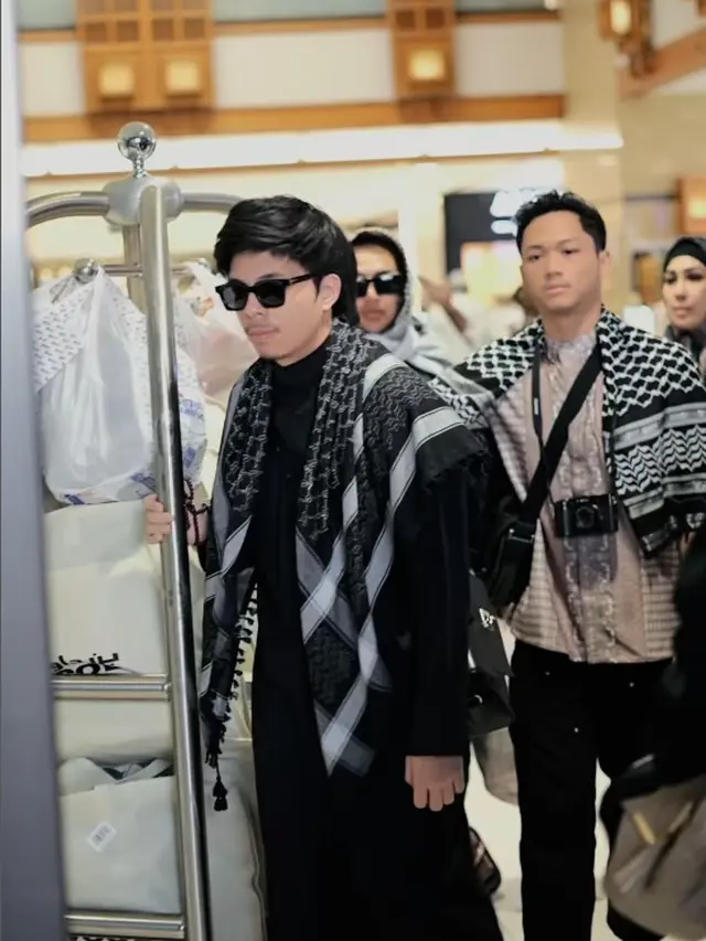 Atta bagi-bagi takjil saat umarah. [Foto: Instagram/attahalilintar]