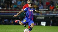 Penyerang Barcelona, Sergio Aguero menembak bola saat bertanding melawan Dinamo Kyiv pada pertandingan lanjutan Grup E Liga Champions di di stadion Camp Nou di Barcelona, Spanyol, Rabu (20/10/2021). Barcelona kini berada di peringkat ketiga klasemen dengan tiga poin. (AP Photo/Joan Monfort)