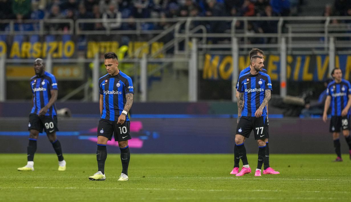 Reaksi kecewa sejumlah pemain Inter Milan setelah laga lanjutan Liga Italia 2022/2023 melawan Monza di Giuseppe Meazza, Milan, Minggu (16/04/2023) WIB. Nerazzurri kalah dengan skor 0-1. (AP Photo/Antonio Calanni)