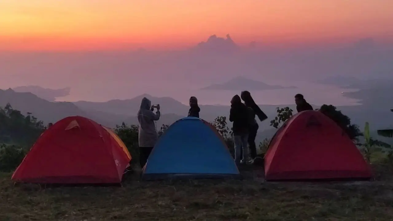 Pemandang tenda-tenda yang berkemah di Gunung Pesawaran, Lampung @fharellgpp14