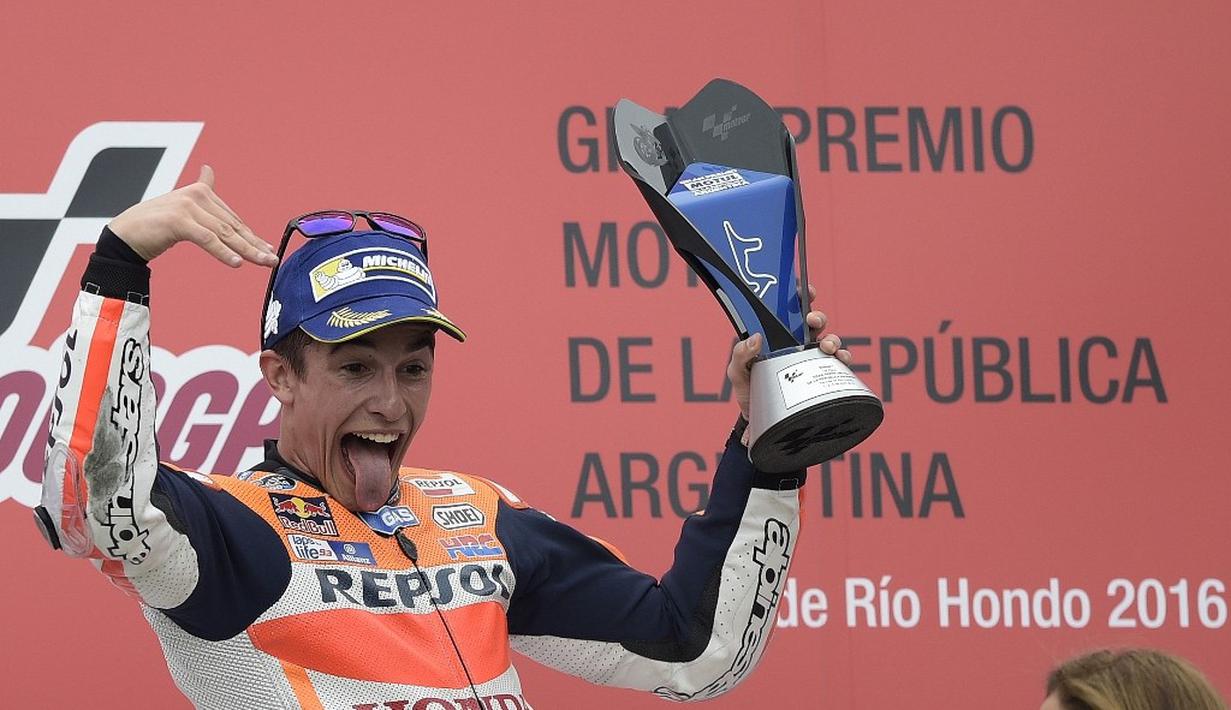 Ekspresi Marc Marquez dengan trofi juara MotoGP Argentina di Sirkuit Autodromo Termas de Rio Hondo, Senin (4/4/2016) dini hari WIB. (AFP/Juan Mabromata))