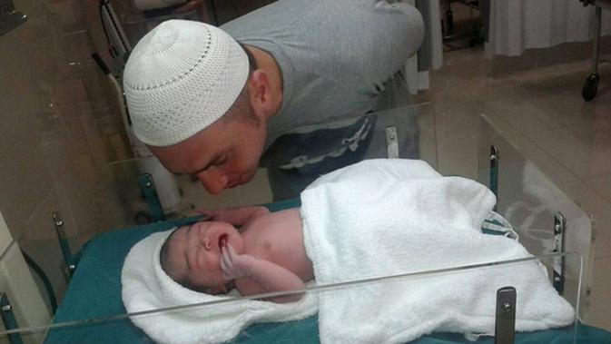 Gary Iskak Dikaruniai Anak Perempuan - Photo Fimela.com