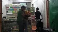 Polisi mendatangi lokasi toko kosmetik yang menjual Exsimer dan Tramadol di Jalan Empu Gandring Raya, Cibodas Baru, Kecamatan Cibodas, Kota Tangerang pada Minggu, (4/2/2024) malam. (Liputan6.com/Pramita Tristiawati).