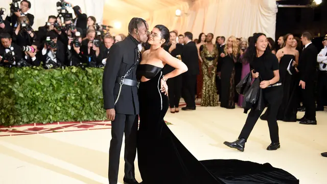 [Bintang] Kylie Jenner - Travis Scott