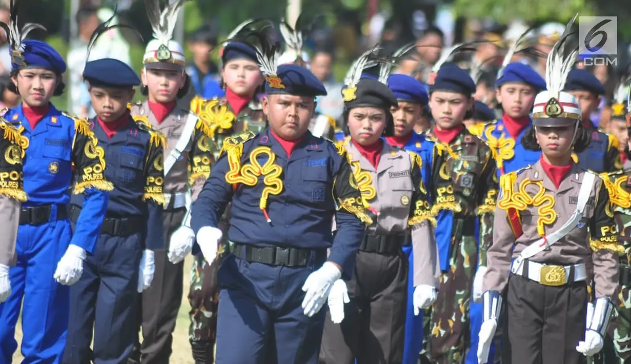 Polisi Cilik memeriahkan kirab defile perayaan HUT ke-73 Bhayangkara di kawasan Simpang Lima Semarang, Rabu (10/7/2019). Kirab defile itu menampilkan aeromodeling, polisi cilik, seni bela diri, drum band, barongsari, kesenian Jateng, komunitas,dan Ormas. (Liputan6.com/Gholib)