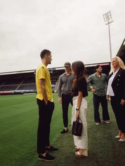 Selain belt, Jennifer Coppen juga jinjiing tas Maxi Intreccio Tote Bottega Venetta seharga Rp68jutaan [@jennifercoppenreal20]