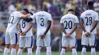 Suasana mengheningkan cipta untuk mengenang Diogo Jota di laga perempat final Piala Dunia Antarklub 2025 antara Fluminense vs Al Hilal di Camping World Stadium, Orlando, Sabtu (5/7/2025) dini hari WIB. Tampak dua sahabat Diogo Jota, yaitu Ruben Neves (8) dan Joao Cancelo (20) tertunduk sedih karena kehilangan sahabat mereka. (Megan Briggs/Getty Images/AFP)