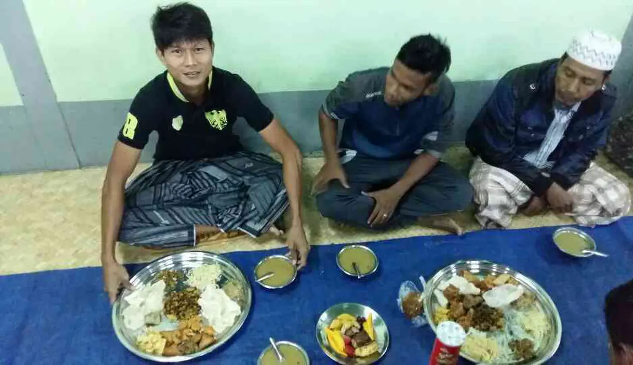 Dedi Gusmawan dijamu makan di rumah seorang rekannya seusai menjalankan sholat Ied di sebuah masjid di kota Taunggyi, Myanmar. (dok. pribadi)