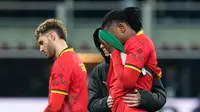 Pemain AC Milan, Rafael Leao, tak mampu menahan air mata saat timnya ditaklukkan Lazio dalam laga giornata 27 Serie A 2024/2025 yang digelar di San Siro, Senin (3/3/2025) dini hari WIB. (AP Photo/Antonio Calanni)