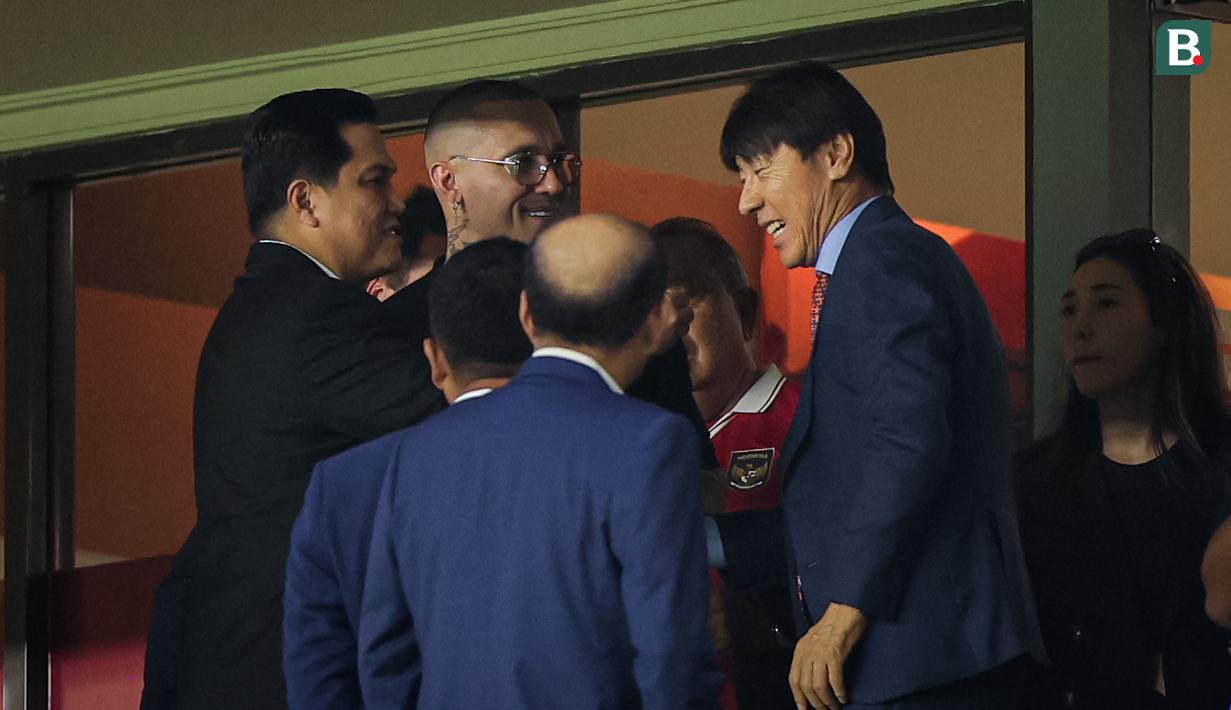 <p>Pelatih kepala Timnas Indonesia, Shin Tae-yong (kanan) bertemu dengan Duta Piala Dunia U-17 2023, Radja Nainggolan didampingi Ketua Umum PSSI, Erick Thohir saat menyaksikan laga antara Timnas Indonesia U-17 menghadapi Timnas U-17 Ekuador pada laga pertama Grup A Piala Dunia U-17 2023 di Stadion Gelora Bung Tomo, Surabaya, Jumat (10/11/2023). (Bola.com/Bagaskara Lazuardi)</p>