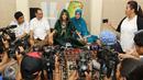 Julia Perez atau Jupe didampingi keluarganya memberikan keterangan usai acara pengajian di kediaman sang ibu, Sri Wulansih, di Kelapa Dua, Depok, Kamis (29/12). Terlihat Jupe masih menggunakan infusan di tangan kanannya. (Liputan6.com/Herman Zakharia)