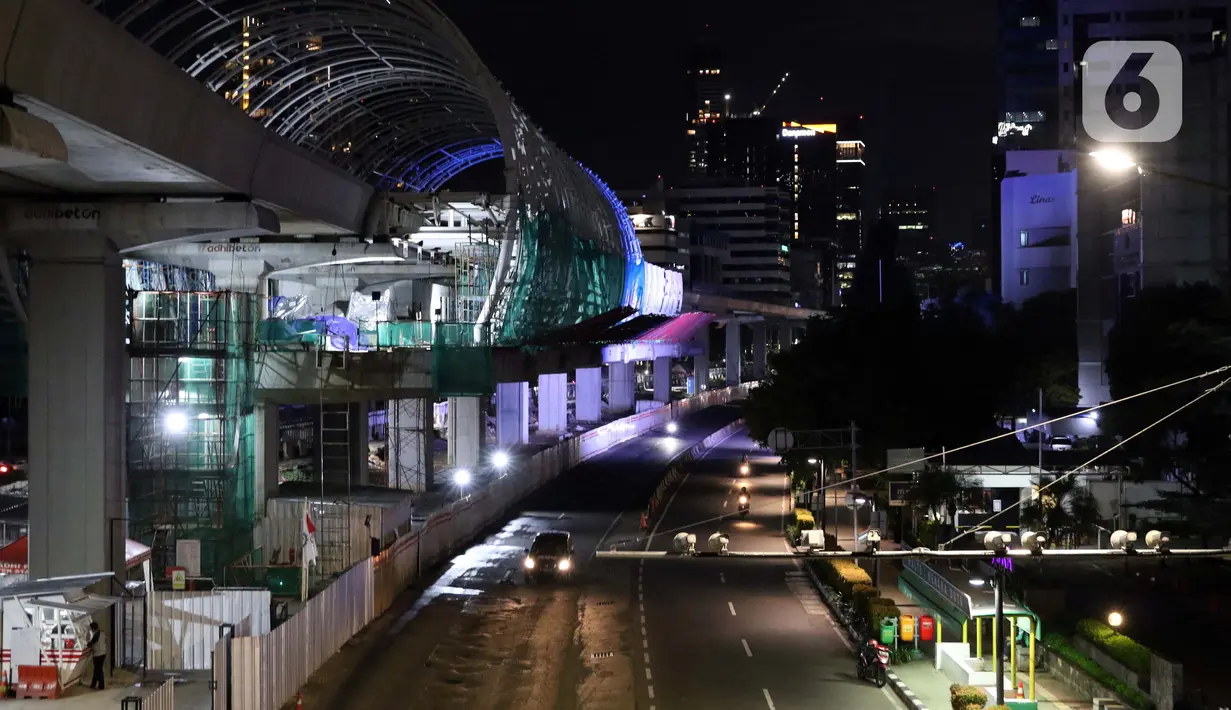 Kendaraan melintas di Jalan Rasuna Said, Jakarta, Selasa (7/4/2020). Pemprov DKI Jakarta bakal menetapkan status Pembatasan Sosial Berskala Besar (PSBB) per Jumat, 10 April 2020 mendatang. (Liputan6.com/Helmi Fithriansyah)