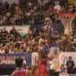 bintang Divisi Putih, Savon Goodman berusaha memasukkan bola ke ring pada laga IBL All Star 2019 di Sritex Arena, Solo, Minggu (13/1/2019). (Bola.com/Vincentius Atmaja)