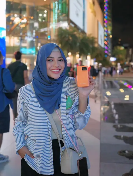 Di akun Instagram pribadinya, ibu dua anak itu berbagai foto-foto penampilannya dengan tubuh yang makin proporsional. [@aurelie.hermansyah].