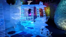Foto pada yang diabadikan 2 September 2020 memperlihatkan kendaraan tuk tuk yang terbuat dari es di Ice Dome di taman "Frost Magical Ice of Siam", di luar Pattaya, Thailand. (Photo by Mladen ANTONOV / AFP)