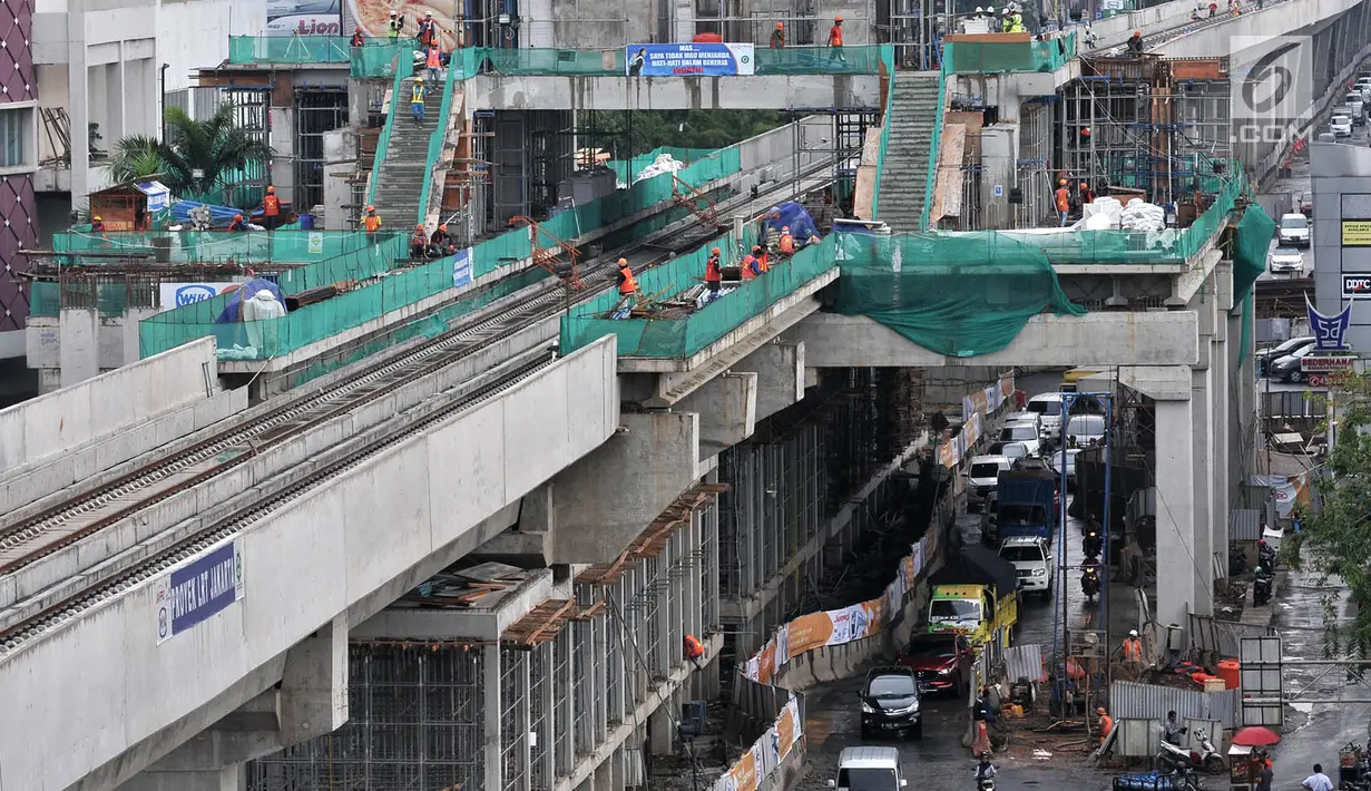 Aktivitas pekerja saat menyelesaikan Jalur 5A Light Rail Transit (LRT) Kelapa Gading-Velodrome, Jakarta, Kamis (19/4). Jalur 5A LRT Kelapa Gading-Velodrome diperkirakan rampung dan mulai diuji coba pada Juli 2018. (Merdeka.com/Iqbal Nugroho)