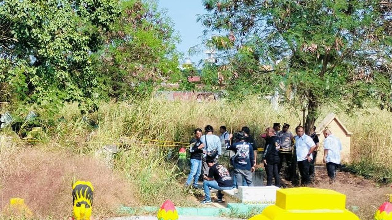 Polisi meringkus empat pelaku pembunuhan dan pemerkosaan terhadap siswi SMP berinisial AA (13). Jasad korban sebelumnya ditemukan di kuburan China atau TPU Talang Krikil, Palembang.