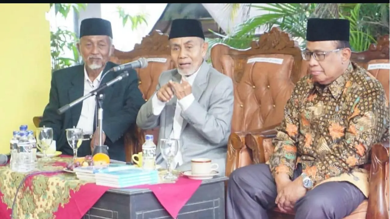 Pimpinan Pondok Modern Darussalam Gontor KH Hasan Abdullah Sahal saat berkunjung ke Pondok Pesantren Baitul Arqom di Balung, Jember. (Istimewa)