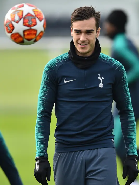 Gelandang Tottenham Hotspur, Harry Winks tersenyum saat sesi latihan di Pusat Pelatihan Enfield, London utara (12/2). Tottenham akan bertanding melawan Borrusia Dortmund pada 16 besar Liga Champions di stadion Wambley. (AFP Photo/Glyn Kirk)