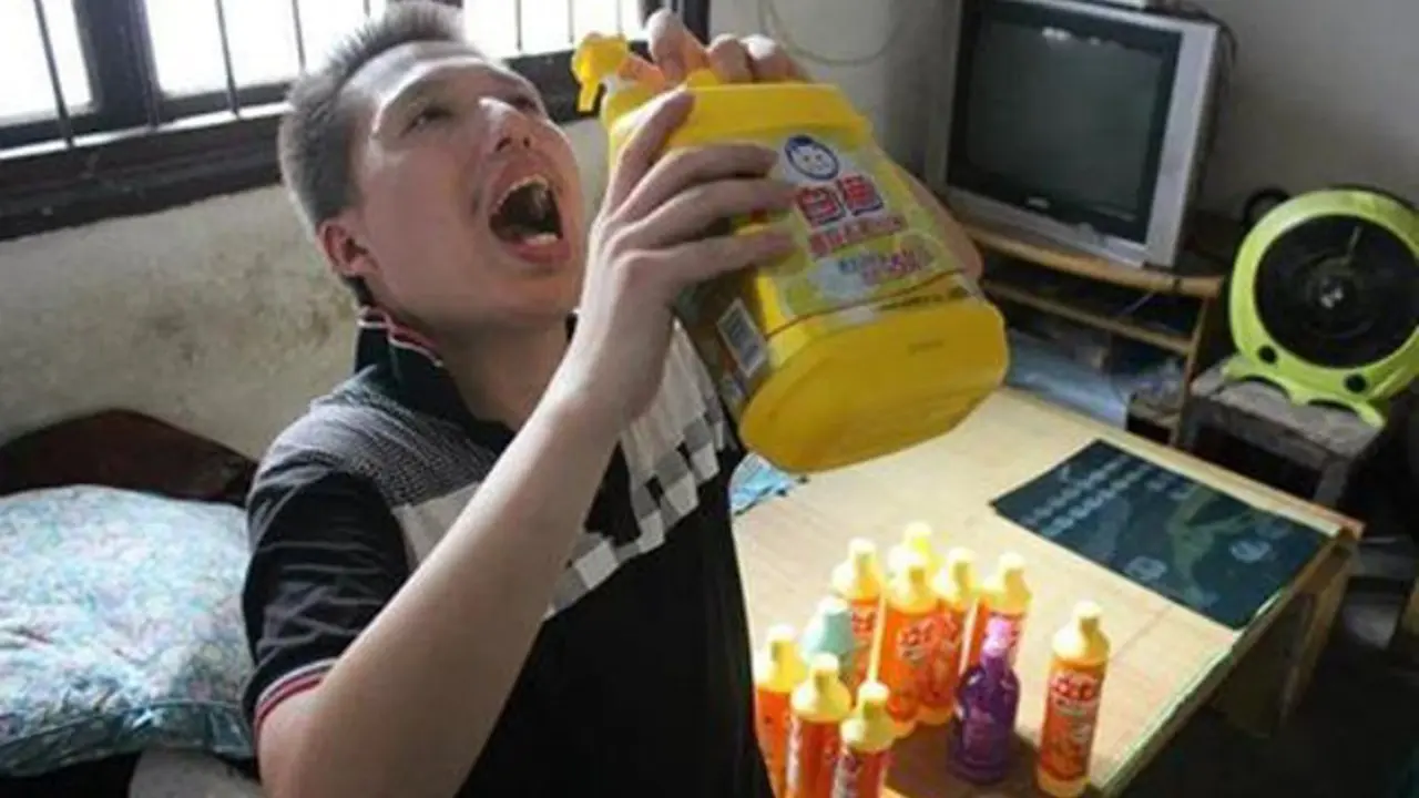 Tetap Sehat, Pria Ini Minum Setengah Botol Detergen Setiap Hari