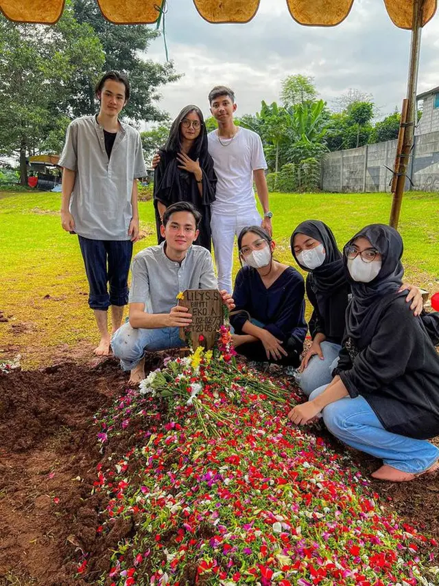 6 Momen Clay Gribble 'Dari Jendela SMP' di Pemakaman Sang Ibunda, Berusaha Tegar