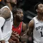 DeMar DeRozan (no 10) vs Kawhi Leonard (AP)