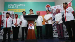Menpora Imam Nahrawi (ketiga kiri) menyampaikan keterangan di Gedung Kemenpora, Jakarta, Kamis (31/8). Keterangan terkait hasil perolehan medali Indonesia pada SEA Games 2017 di Kuala Lumpur, Malaysia. (Liputan6.com/Helmi Fithriansyah)