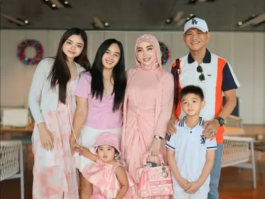 Di awal hubungan, salah satu putri Daniel bahkan mengirim surat penuh kebencian kepada Bella. Mereka menyebut Bella sebagai ‘pelakor’ yang menghancurkan keluarga mereka. Meski begitu, Bella tetap sabar dan menunjukkan ketulusan hatinya. (Liputan6.com/IG/@bellashofie_rigan)