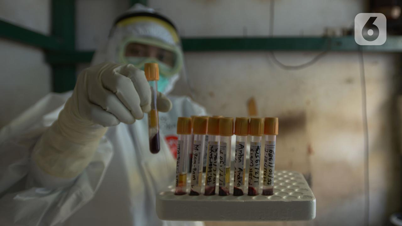 Pedagang dan Pemilik Kios Pasar Perumnas Klender Jalani Tes COVID-19 Fase Dua