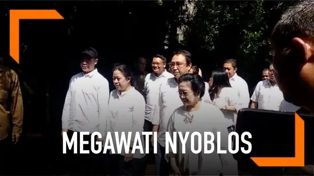 Presiden ke-5 RI Megawati menggunakan hak pilihnya didampingi keluarga di Tempat Pemungutan Suara di kawasan Kebagusan hari Rabu (17/4).